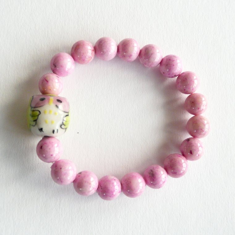 Armbånd med lyserød riverstone og porcelænsugle