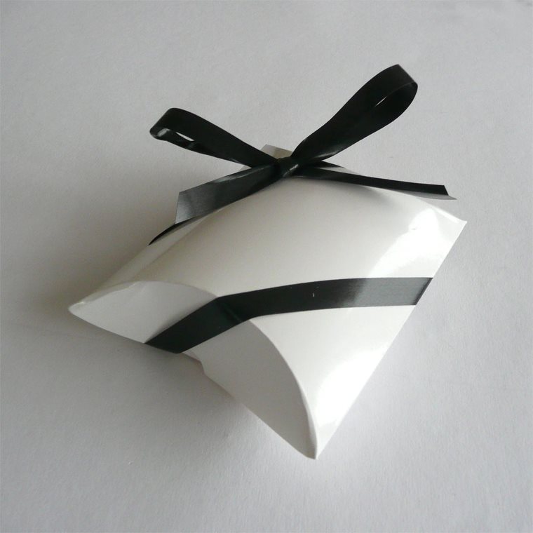 Gaveæske i blank hvid med sort gavebånd