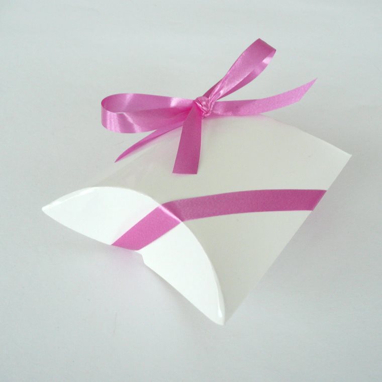 Gaveæske i blank hvid med pink gavebånd
