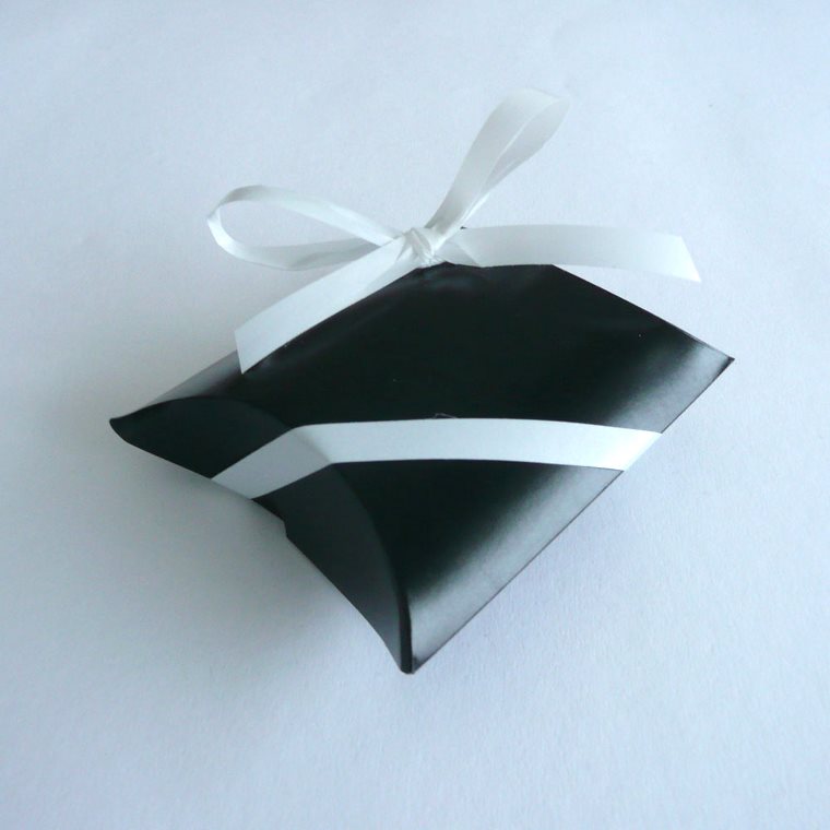 Gaveæske i blank sort med hvidt gavebånd