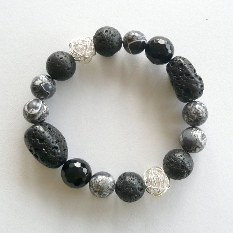 Armbånd, sort miks af lava, onyks, turkis og sølvperler