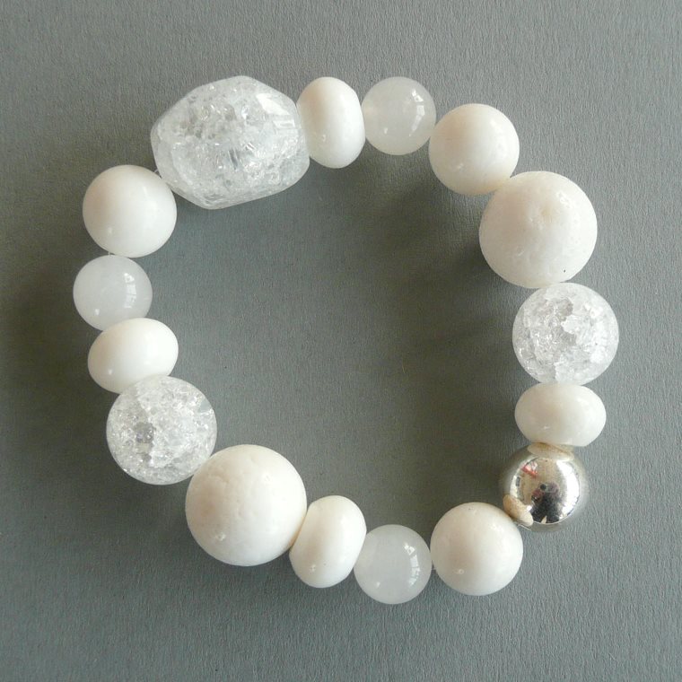 Armbånd med miks af hvid koral, jade og bjergkrystal