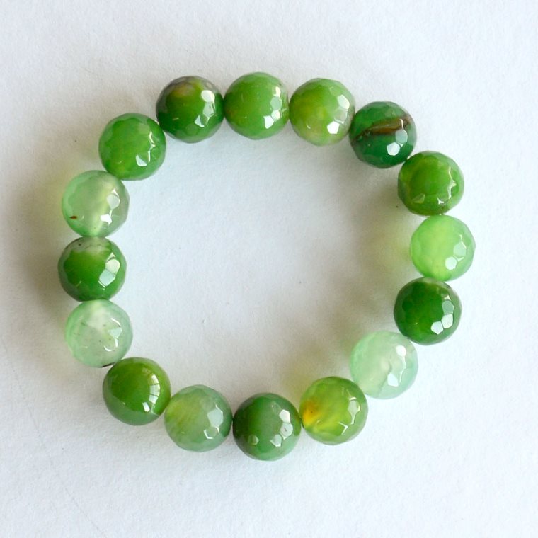 Armbånd med facetslebet limegrøn agat